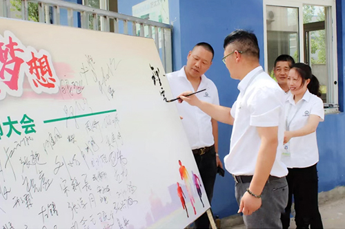 銷售部經(jīng)理徐杰賦詩現(xiàn)場